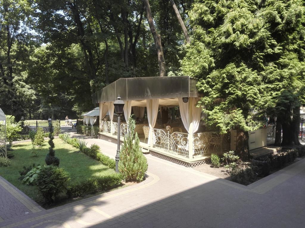 Delice Hotell Lviv Exteriör bild
