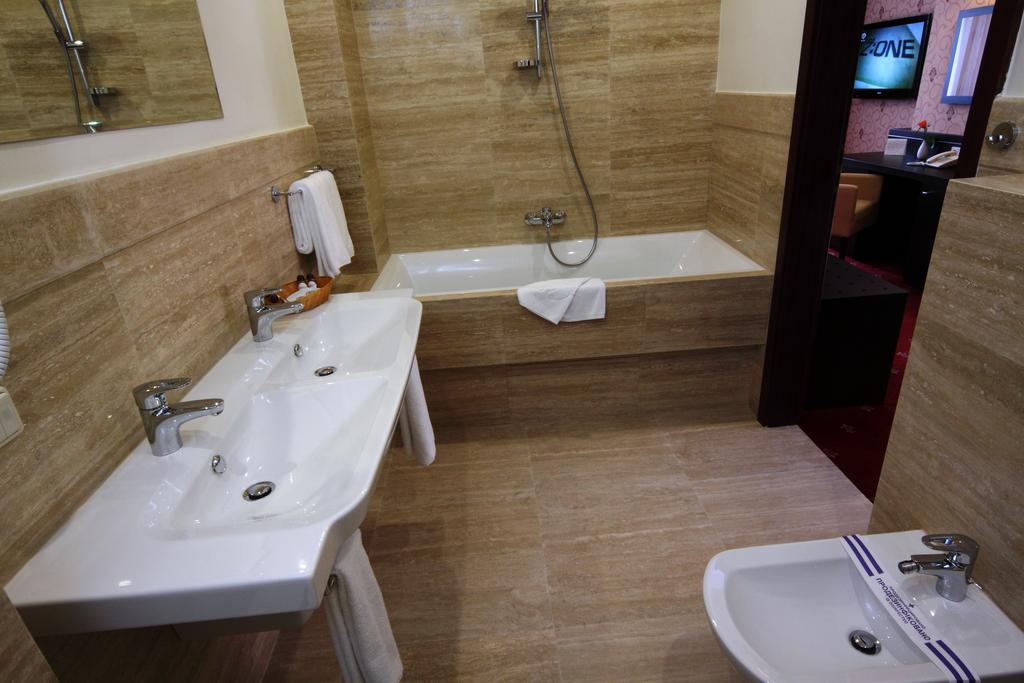 Delice Hotell Lviv Exteriör bild