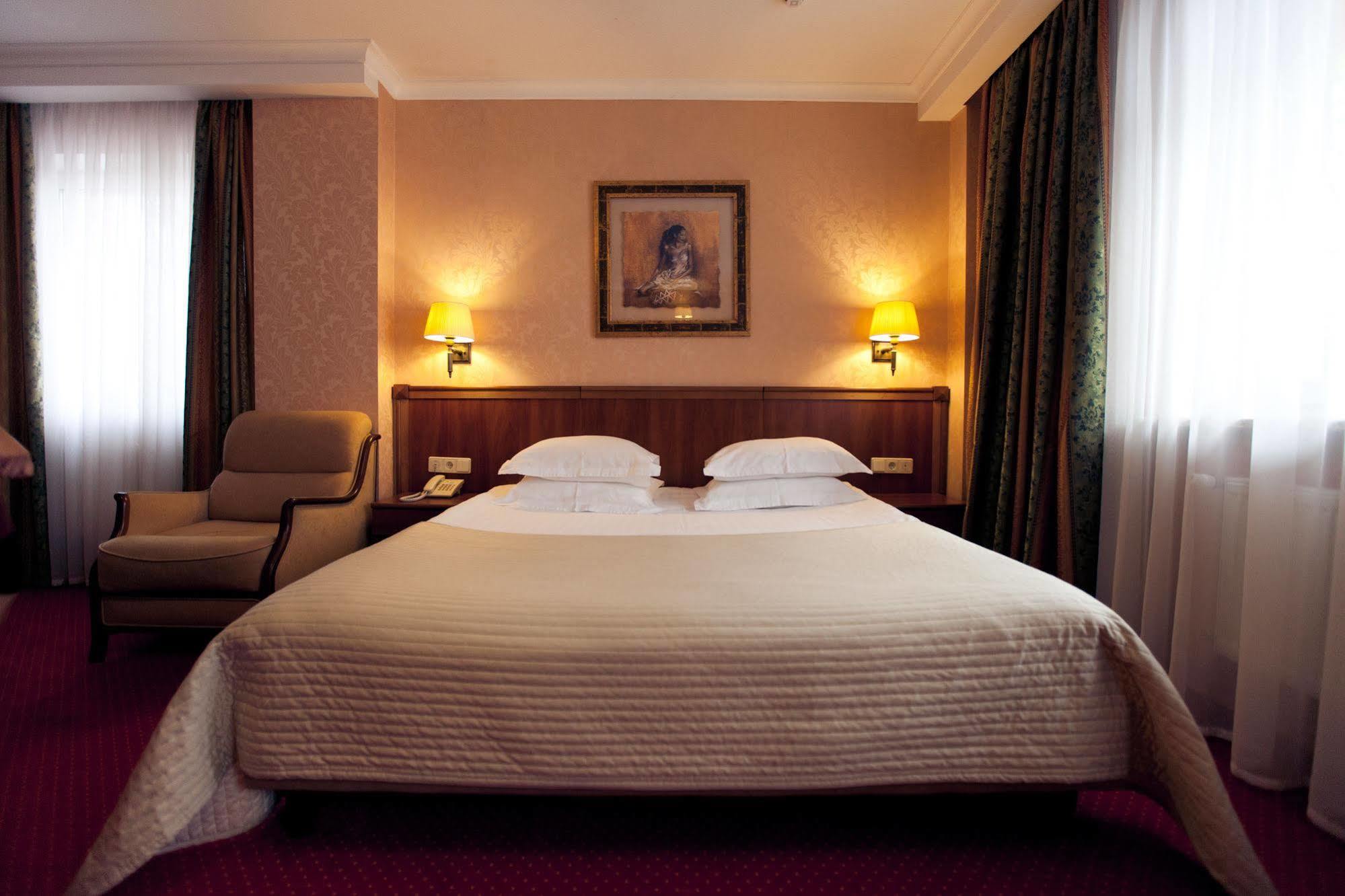 Delice Hotell Lviv Exteriör bild
