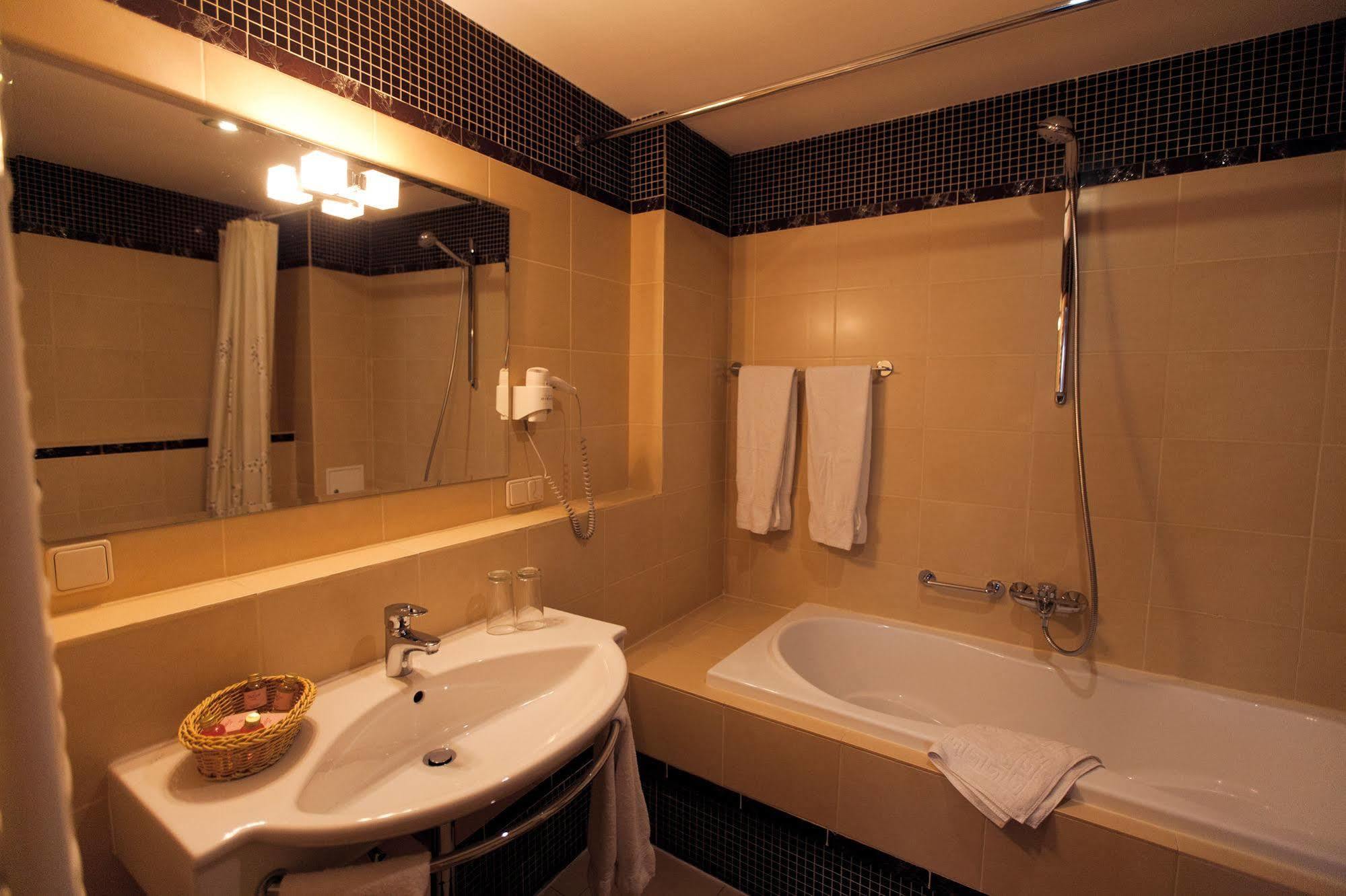 Delice Hotell Lviv Exteriör bild