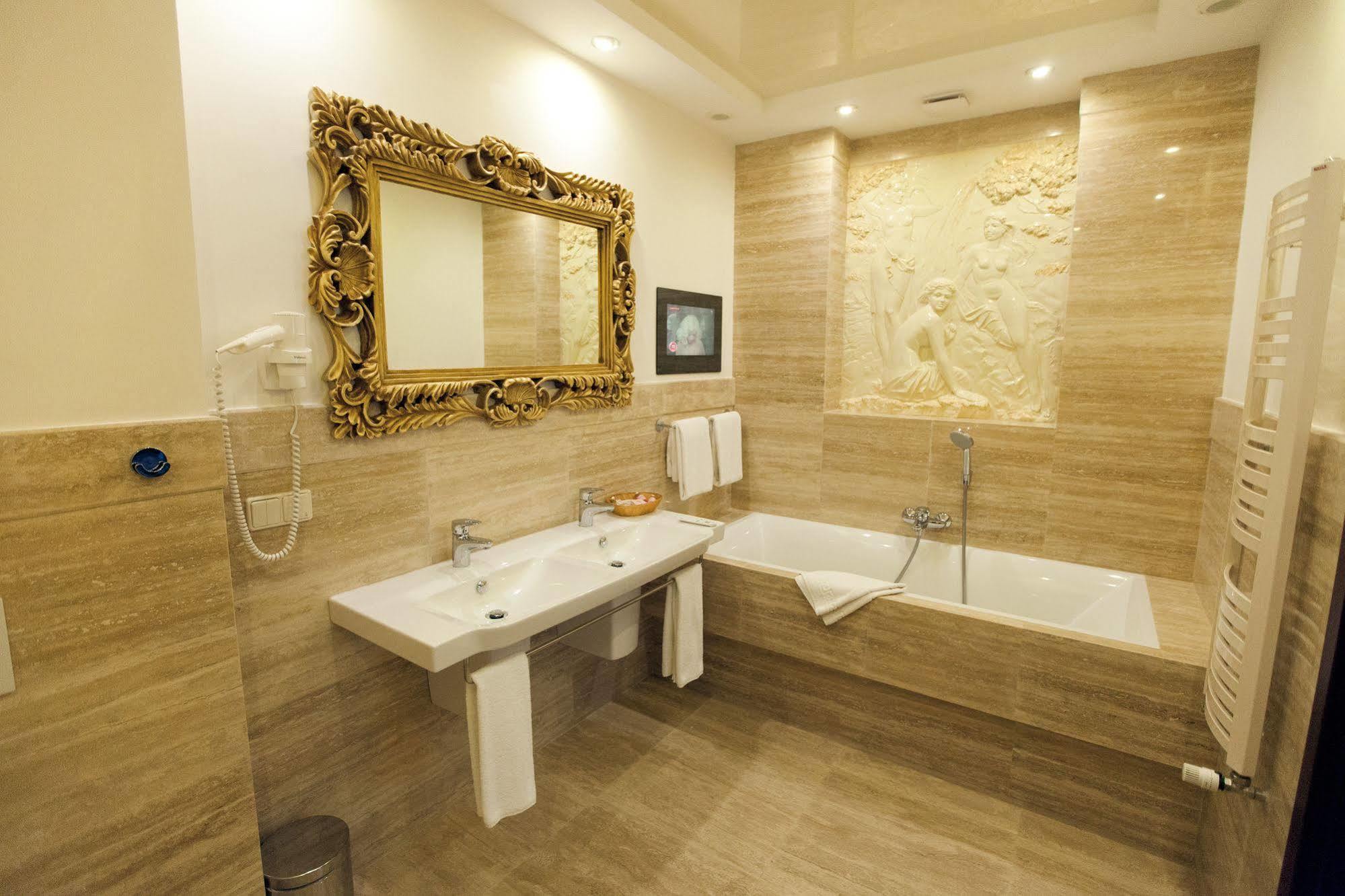 Delice Hotell Lviv Exteriör bild