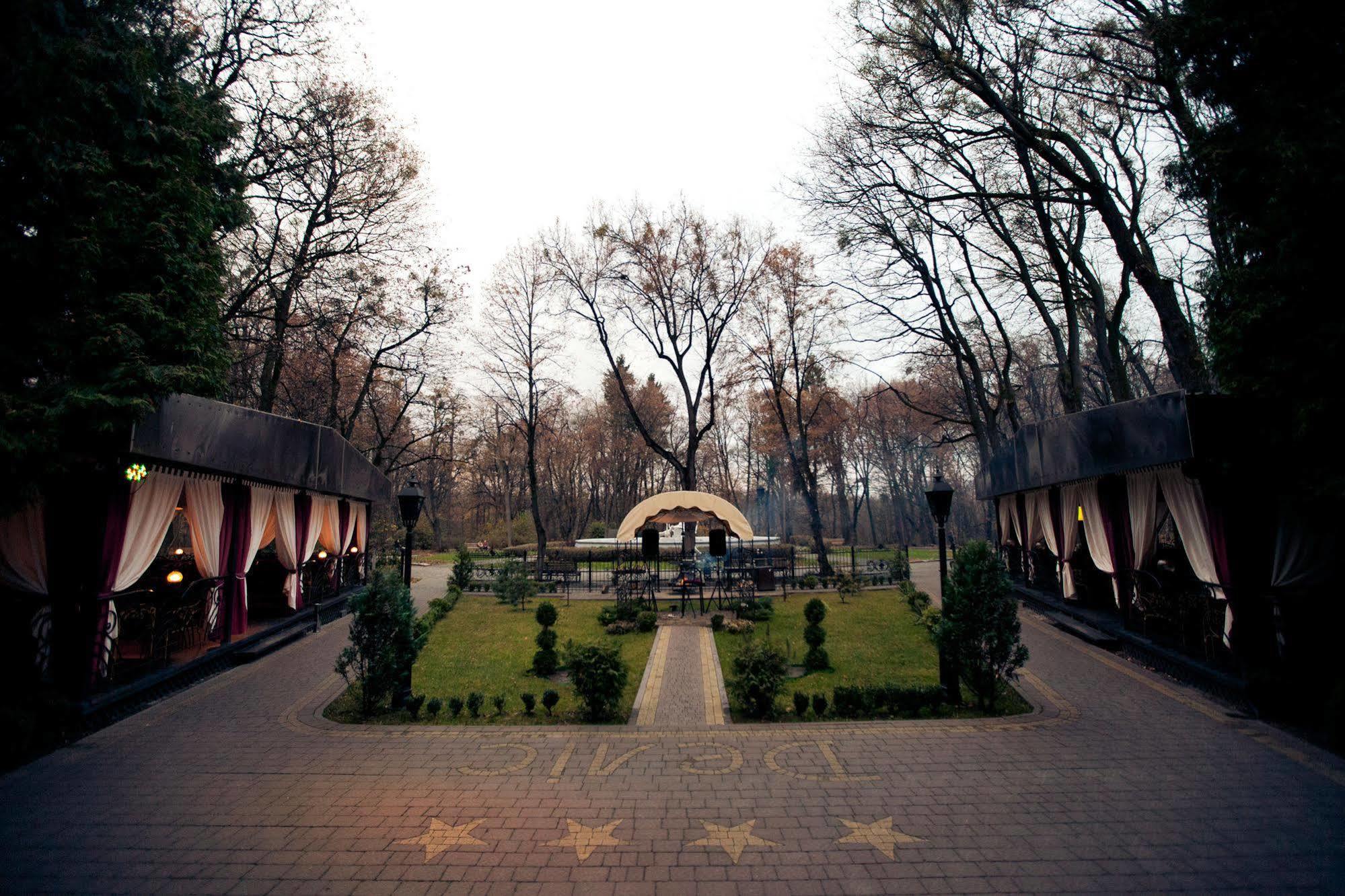 Delice Hotell Lviv Exteriör bild
